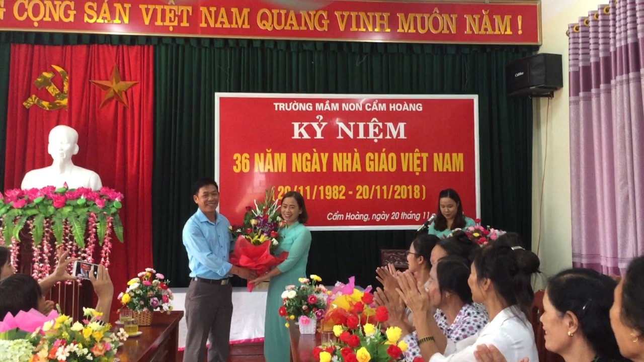 Ông Nguyễn Hữu Thắng - Phó Bí thư Đảng ủy - Chủ tịch UBND xã Cẩm Hoàng tặng hoa chúc mừng